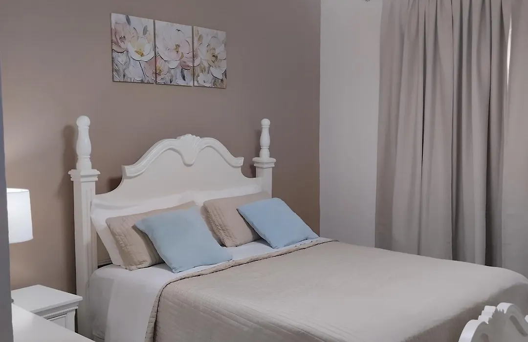 Nely Y Pietro Share Apartment-1